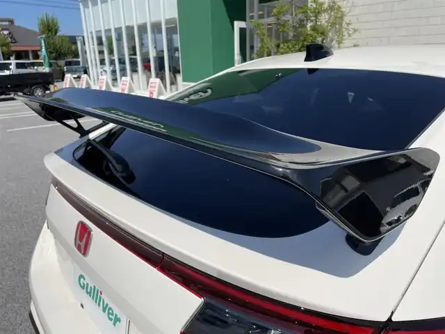 ホンダ シビック タイプR 滋賀県 2024(令6)年 0.1万km チャンピオンシップホワイト ガソリン/2WD(FF)/6速MT/ＴＹＰＥ　Ｒ専用エアロダイナミクス・カラードバンパー(フロント)/ＴＹＰＥ　Ｒ専用エアロダイナミクス・カラードバンパー（リア）/ＴＹＰＥ　Ｒ専用リアスポイラー/ＴＹＰＥ　Ｒ専用サスペンション/（フロント：デュアルアクシス・ストラット　リア：マルチリンク）/Ｂｒｅｍｂｏ社製フロントディスクブレーキ/デジタルインナーミラー(ドラレコ機能有SDカード無し)/9インチ純正ディスプレイオーディオ/(FM/AM/フルセグ/Bluetooth/USB)/バックカメラ/ETC/ＨｏｎｄａＳＥＮＳＩＮＧ/・プリクラッシュブレーキアシスト/・パーキングセンサーシステム	/・アダプティブクルーズコントロール/・レーンキープアシスト	/・ブラインドスポットインフォメーション/電動格納ミラー/電子パーキング/ブレーキボールド/ステアリングスイッチ/オートライト/LEDヘッドライト/フルオートエアコン/プッシュスタート/スマートキー/純正フロアマット