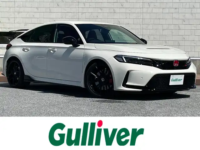 ホンダ シビック タイプR 滋賀県 2024(令6)年 0.1万km チャンピオンシップホワイト ガソリン/2WD(FF)/6速MT/ＴＹＰＥ　Ｒ専用エアロダイナミクス・カラードバンパー(フロント)/ＴＹＰＥ　Ｒ専用エアロダイナミクス・カラードバンパー（リア）/ＴＹＰＥ　Ｒ専用リアスポイラー/ＴＹＰＥ　Ｒ専用サスペンション/（フロント：デュアルアクシス・ストラット　リア：マルチリンク）/Ｂｒｅｍｂｏ社製フロントディスクブレーキ/デジタルインナーミラー(ドラレコ機能有SDカード無し)/9インチ純正ディスプレイオーディオ/(FM/AM/フルセグ/Bluetooth/USB)/バックカメラ/ETC/ＨｏｎｄａＳＥＮＳＩＮＧ/・プリクラッシュブレーキアシスト/・パーキングセンサーシステム	/・アダプティブクルーズコントロール/・レーンキープアシスト	/・ブラインドスポットインフォメーション/電動格納ミラー/電子パーキング/ブレーキボールド/ステアリングスイッチ/オートライト/LEDヘッドライト/フルオートエアコン/プッシュスタート/スマートキー/純正フロアマット