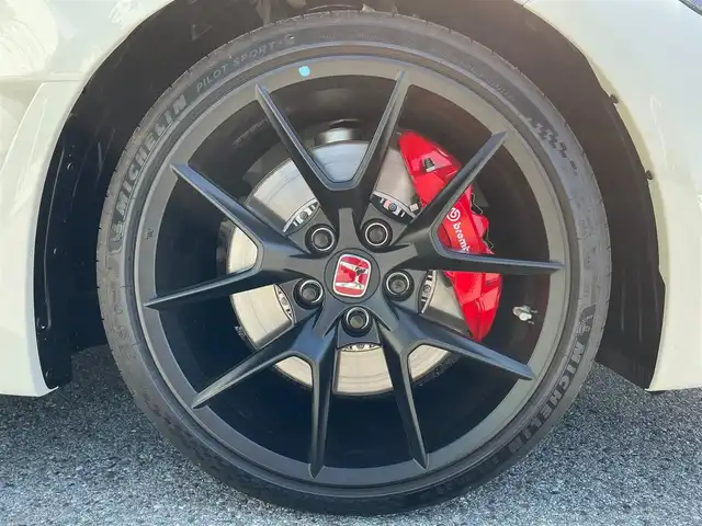 ホンダ シビック タイプR 滋賀県 2024(令6)年 0.1万km チャンピオンシップホワイト ガソリン/2WD(FF)/6速MT/ＴＹＰＥ　Ｒ専用エアロダイナミクス・カラードバンパー(フロント)/ＴＹＰＥ　Ｒ専用エアロダイナミクス・カラードバンパー（リア）/ＴＹＰＥ　Ｒ専用リアスポイラー/ＴＹＰＥ　Ｒ専用サスペンション/（フロント：デュアルアクシス・ストラット　リア：マルチリンク）/Ｂｒｅｍｂｏ社製フロントディスクブレーキ/デジタルインナーミラー(ドラレコ機能有SDカード無し)/9インチ純正ディスプレイオーディオ/(FM/AM/フルセグ/Bluetooth/USB)/バックカメラ/ETC/ＨｏｎｄａＳＥＮＳＩＮＧ/・プリクラッシュブレーキアシスト/・パーキングセンサーシステム	/・アダプティブクルーズコントロール/・レーンキープアシスト	/・ブラインドスポットインフォメーション/電動格納ミラー/電子パーキング/ブレーキボールド/ステアリングスイッチ/オートライト/LEDヘッドライト/フルオートエアコン/プッシュスタート/スマートキー/純正フロアマット