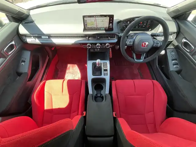 ホンダ シビック タイプR 滋賀県 2024(令6)年 0.1万km チャンピオンシップホワイト ガソリン/2WD(FF)/6速MT/ＴＹＰＥ　Ｒ専用エアロダイナミクス・カラードバンパー(フロント)/ＴＹＰＥ　Ｒ専用エアロダイナミクス・カラードバンパー（リア）/ＴＹＰＥ　Ｒ専用リアスポイラー/ＴＹＰＥ　Ｒ専用サスペンション/（フロント：デュアルアクシス・ストラット　リア：マルチリンク）/Ｂｒｅｍｂｏ社製フロントディスクブレーキ/デジタルインナーミラー(ドラレコ機能有SDカード無し)/9インチ純正ディスプレイオーディオ/(FM/AM/フルセグ/Bluetooth/USB)/バックカメラ/ETC/ＨｏｎｄａＳＥＮＳＩＮＧ/・プリクラッシュブレーキアシスト/・パーキングセンサーシステム	/・アダプティブクルーズコントロール/・レーンキープアシスト	/・ブラインドスポットインフォメーション/電動格納ミラー/電子パーキング/ブレーキボールド/ステアリングスイッチ/オートライト/LEDヘッドライト/フルオートエアコン/プッシュスタート/スマートキー/純正フロアマット