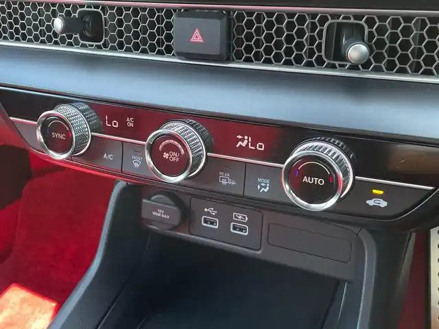 ホンダ シビック タイプR 滋賀県 2024(令6)年 0.1万km チャンピオンシップホワイト ガソリン/2WD(FF)/6速MT/ＴＹＰＥ　Ｒ専用エアロダイナミクス・カラードバンパー(フロント)/ＴＹＰＥ　Ｒ専用エアロダイナミクス・カラードバンパー（リア）/ＴＹＰＥ　Ｒ専用リアスポイラー/ＴＹＰＥ　Ｒ専用サスペンション/（フロント：デュアルアクシス・ストラット　リア：マルチリンク）/Ｂｒｅｍｂｏ社製フロントディスクブレーキ/デジタルインナーミラー(ドラレコ機能有SDカード無し)/9インチ純正ディスプレイオーディオ/(FM/AM/フルセグ/Bluetooth/USB)/バックカメラ/ETC/ＨｏｎｄａＳＥＮＳＩＮＧ/・プリクラッシュブレーキアシスト/・パーキングセンサーシステム	/・アダプティブクルーズコントロール/・レーンキープアシスト	/・ブラインドスポットインフォメーション/電動格納ミラー/電子パーキング/ブレーキボールド/ステアリングスイッチ/オートライト/LEDヘッドライト/フルオートエアコン/プッシュスタート/スマートキー/純正フロアマット
