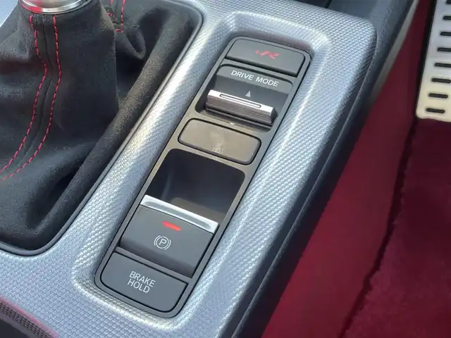 ホンダ シビック タイプR 滋賀県 2024(令6)年 0.1万km チャンピオンシップホワイト ガソリン/2WD(FF)/6速MT/ＴＹＰＥ　Ｒ専用エアロダイナミクス・カラードバンパー(フロント)/ＴＹＰＥ　Ｒ専用エアロダイナミクス・カラードバンパー（リア）/ＴＹＰＥ　Ｒ専用リアスポイラー/ＴＹＰＥ　Ｒ専用サスペンション/（フロント：デュアルアクシス・ストラット　リア：マルチリンク）/Ｂｒｅｍｂｏ社製フロントディスクブレーキ/デジタルインナーミラー(ドラレコ機能有SDカード無し)/9インチ純正ディスプレイオーディオ/(FM/AM/フルセグ/Bluetooth/USB)/バックカメラ/ETC/ＨｏｎｄａＳＥＮＳＩＮＧ/・プリクラッシュブレーキアシスト/・パーキングセンサーシステム	/・アダプティブクルーズコントロール/・レーンキープアシスト	/・ブラインドスポットインフォメーション/電動格納ミラー/電子パーキング/ブレーキボールド/ステアリングスイッチ/オートライト/LEDヘッドライト/フルオートエアコン/プッシュスタート/スマートキー/純正フロアマット