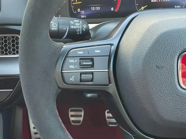 ホンダ シビック タイプR 滋賀県 2024(令6)年 0.1万km チャンピオンシップホワイト ガソリン/2WD(FF)/6速MT/ＴＹＰＥ　Ｒ専用エアロダイナミクス・カラードバンパー(フロント)/ＴＹＰＥ　Ｒ専用エアロダイナミクス・カラードバンパー（リア）/ＴＹＰＥ　Ｒ専用リアスポイラー/ＴＹＰＥ　Ｒ専用サスペンション/（フロント：デュアルアクシス・ストラット　リア：マルチリンク）/Ｂｒｅｍｂｏ社製フロントディスクブレーキ/デジタルインナーミラー(ドラレコ機能有SDカード無し)/9インチ純正ディスプレイオーディオ/(FM/AM/フルセグ/Bluetooth/USB)/バックカメラ/ETC/ＨｏｎｄａＳＥＮＳＩＮＧ/・プリクラッシュブレーキアシスト/・パーキングセンサーシステム	/・アダプティブクルーズコントロール/・レーンキープアシスト	/・ブラインドスポットインフォメーション/電動格納ミラー/電子パーキング/ブレーキボールド/ステアリングスイッチ/オートライト/LEDヘッドライト/フルオートエアコン/プッシュスタート/スマートキー/純正フロアマット