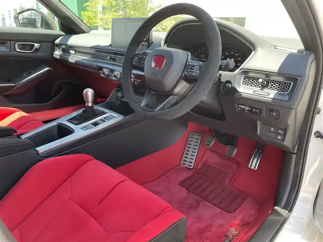 ホンダ シビック タイプR 滋賀県 2024(令6)年 0.1万km チャンピオンシップホワイト ガソリン/2WD(FF)/6速MT/ＴＹＰＥ　Ｒ専用エアロダイナミクス・カラードバンパー(フロント)/ＴＹＰＥ　Ｒ専用エアロダイナミクス・カラードバンパー（リア）/ＴＹＰＥ　Ｒ専用リアスポイラー/ＴＹＰＥ　Ｒ専用サスペンション/（フロント：デュアルアクシス・ストラット　リア：マルチリンク）/Ｂｒｅｍｂｏ社製フロントディスクブレーキ/デジタルインナーミラー(ドラレコ機能有SDカード無し)/9インチ純正ディスプレイオーディオ/(FM/AM/フルセグ/Bluetooth/USB)/バックカメラ/ETC/ＨｏｎｄａＳＥＮＳＩＮＧ/・プリクラッシュブレーキアシスト/・パーキングセンサーシステム	/・アダプティブクルーズコントロール/・レーンキープアシスト	/・ブラインドスポットインフォメーション/電動格納ミラー/電子パーキング/ブレーキボールド/ステアリングスイッチ/オートライト/LEDヘッドライト/フルオートエアコン/プッシュスタート/スマートキー/純正フロアマット