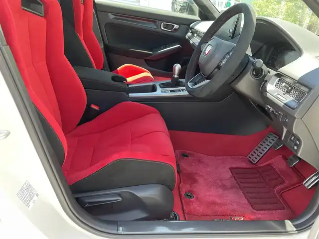 ホンダ シビック タイプR 滋賀県 2024(令6)年 0.1万km チャンピオンシップホワイト ガソリン/2WD(FF)/6速MT/ＴＹＰＥ　Ｒ専用エアロダイナミクス・カラードバンパー(フロント)/ＴＹＰＥ　Ｒ専用エアロダイナミクス・カラードバンパー（リア）/ＴＹＰＥ　Ｒ専用リアスポイラー/ＴＹＰＥ　Ｒ専用サスペンション/（フロント：デュアルアクシス・ストラット　リア：マルチリンク）/Ｂｒｅｍｂｏ社製フロントディスクブレーキ/デジタルインナーミラー(ドラレコ機能有SDカード無し)/9インチ純正ディスプレイオーディオ/(FM/AM/フルセグ/Bluetooth/USB)/バックカメラ/ETC/ＨｏｎｄａＳＥＮＳＩＮＧ/・プリクラッシュブレーキアシスト/・パーキングセンサーシステム	/・アダプティブクルーズコントロール/・レーンキープアシスト	/・ブラインドスポットインフォメーション/電動格納ミラー/電子パーキング/ブレーキボールド/ステアリングスイッチ/オートライト/LEDヘッドライト/フルオートエアコン/プッシュスタート/スマートキー/純正フロアマット