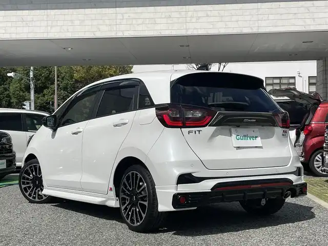 ホンダ フィット e:HEV RS 兵庫県 2022(令4)年 1.1万km プラチナホワイトパール ・ワンオーナー/・無限エアロ//フロントアンダー/サイド/リヤアンダースポイラー/・無限フロントグリルガーニッシュ/・無限カーボンテールゲートガーニッシュ/・無限17インチAW/・HONDA CONNECTナビ/・地デジ/BT/USB/Apple Car Play/Android Auto/・バックカメラ/・ステアリングリモコン/・パドルシフト/・ビルトインETC/・デイタイムランニングライト/・ドライブレコーダー（前方）/・アダプティブクルーズコントロール/・CMBS警告/・先行車発進お知らせ/・路外逸脱抑制制御/・レーンキープアシストシステム/・標識認識機能/・リヤパーキングセンサー/・コーナーセンサー/・オートハイビーム/・R5/6ディーラー点検記録簿