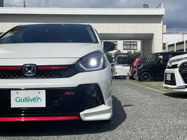 ホンダ フィット e:HEV RS 兵庫県 2022(令4)年 1.1万km プラチナホワイトパール ・ワンオーナー/・無限エアロ//フロントアンダー/サイド/リヤアンダースポイラー/・無限フロントグリルガーニッシュ/・無限カーボンテールゲートガーニッシュ/・無限17インチAW/・HONDA CONNECTナビ/・地デジ/BT/USB/Apple Car Play/Android Auto/・バックカメラ/・ステアリングリモコン/・パドルシフト/・ビルトインETC/・デイタイムランニングライト/・ドライブレコーダー（前方）/・アダプティブクルーズコントロール/・CMBS警告/・先行車発進お知らせ/・路外逸脱抑制制御/・レーンキープアシストシステム/・標識認識機能/・リヤパーキングセンサー/・コーナーセンサー/・オートハイビーム/・R5/6ディーラー点検記録簿