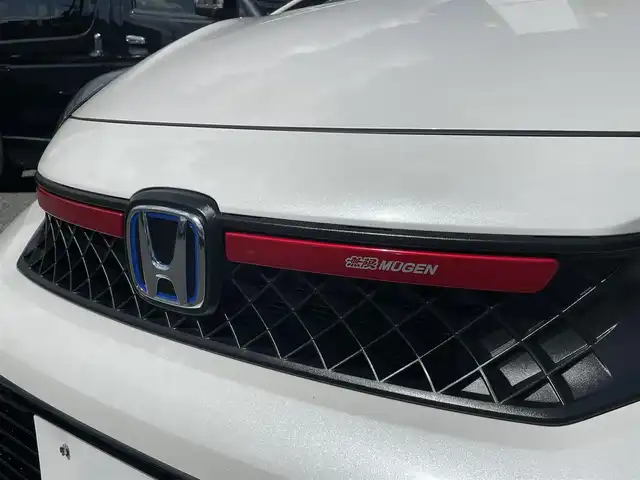 ホンダ フィット e:HEV RS 兵庫県 2022(令4)年 1.1万km プラチナホワイトパール ・ワンオーナー/・無限エアロ//フロントアンダー/サイド/リヤアンダースポイラー/・無限フロントグリルガーニッシュ/・無限カーボンテールゲートガーニッシュ/・無限17インチAW/・HONDA CONNECTナビ/・地デジ/BT/USB/Apple Car Play/Android Auto/・バックカメラ/・ステアリングリモコン/・パドルシフト/・ビルトインETC/・デイタイムランニングライト/・ドライブレコーダー（前方）/・アダプティブクルーズコントロール/・CMBS警告/・先行車発進お知らせ/・路外逸脱抑制制御/・レーンキープアシストシステム/・標識認識機能/・リヤパーキングセンサー/・コーナーセンサー/・オートハイビーム/・R5/6ディーラー点検記録簿