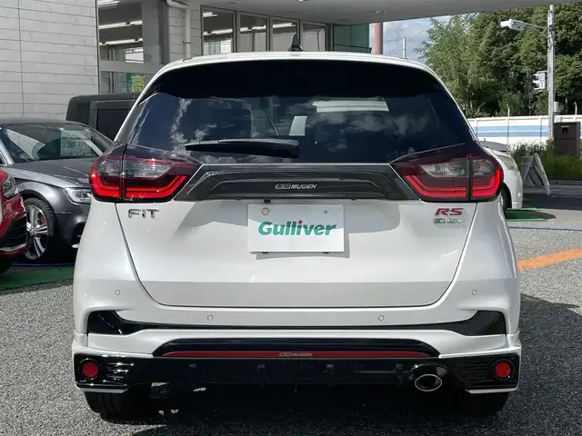 ホンダ フィット e:HEV RS 兵庫県 2022(令4)年 1.1万km プラチナホワイトパール ・ワンオーナー/・無限エアロ//フロントアンダー/サイド/リヤアンダースポイラー/・無限フロントグリルガーニッシュ/・無限カーボンテールゲートガーニッシュ/・無限17インチAW/・HONDA CONNECTナビ/・地デジ/BT/USB/Apple Car Play/Android Auto/・バックカメラ/・ステアリングリモコン/・パドルシフト/・ビルトインETC/・デイタイムランニングライト/・ドライブレコーダー（前方）/・アダプティブクルーズコントロール/・CMBS警告/・先行車発進お知らせ/・路外逸脱抑制制御/・レーンキープアシストシステム/・標識認識機能/・リヤパーキングセンサー/・コーナーセンサー/・オートハイビーム/・R5/6ディーラー点検記録簿