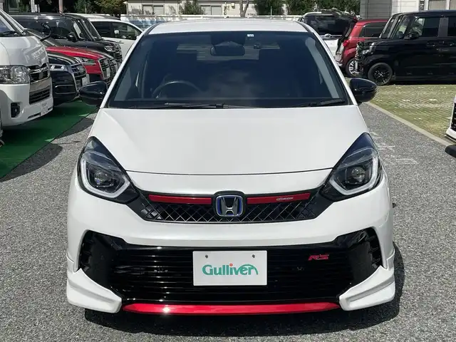 ホンダ フィット e:HEV RS 兵庫県 2022(令4)年 1.1万km プラチナホワイトパール ・ワンオーナー/・無限エアロ//フロントアンダー/サイド/リヤアンダースポイラー/・無限フロントグリルガーニッシュ/・無限カーボンテールゲートガーニッシュ/・無限17インチAW/・HONDA CONNECTナビ/・地デジ/BT/USB/Apple Car Play/Android Auto/・バックカメラ/・ステアリングリモコン/・パドルシフト/・ビルトインETC/・デイタイムランニングライト/・ドライブレコーダー（前方）/・アダプティブクルーズコントロール/・CMBS警告/・先行車発進お知らせ/・路外逸脱抑制制御/・レーンキープアシストシステム/・標識認識機能/・リヤパーキングセンサー/・コーナーセンサー/・オートハイビーム/・R5/6ディーラー点検記録簿