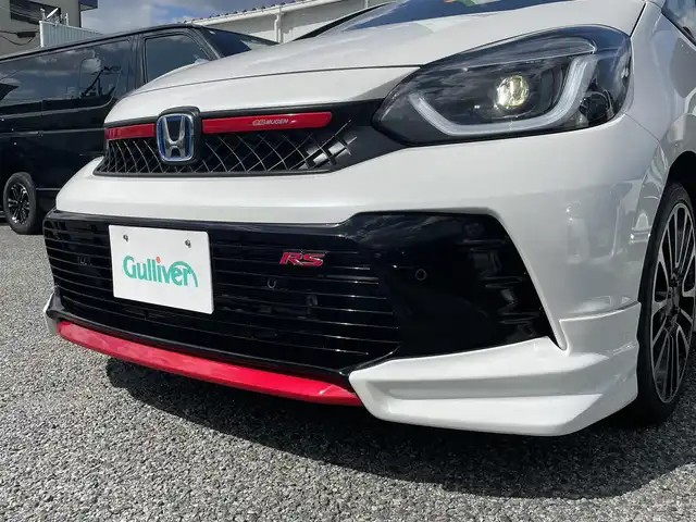ホンダ フィット e:HEV RS 兵庫県 2022(令4)年 1.1万km プラチナホワイトパール ・ワンオーナー/・無限エアロ//フロントアンダー/サイド/リヤアンダースポイラー/・無限フロントグリルガーニッシュ/・無限カーボンテールゲートガーニッシュ/・無限17インチAW/・HONDA CONNECTナビ/・地デジ/BT/USB/Apple Car Play/Android Auto/・バックカメラ/・ステアリングリモコン/・パドルシフト/・ビルトインETC/・デイタイムランニングライト/・ドライブレコーダー（前方）/・アダプティブクルーズコントロール/・CMBS警告/・先行車発進お知らせ/・路外逸脱抑制制御/・レーンキープアシストシステム/・標識認識機能/・リヤパーキングセンサー/・コーナーセンサー/・オートハイビーム/・R5/6ディーラー点検記録簿