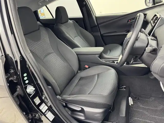 トヨタ プリウス S 福岡県 2016(平28)年 5.2万km アティチュードブラックマイカ 純正９型ナビ（ＢＴ，フルセグＴＶ）　/バックカメラ　/レーダークルーズコントロール　/衝突軽減ブレーキ　/レーンキープ　/オートマチックハイビーム　/ステアリングリモコン　/ＬＥＤヘッドライト　