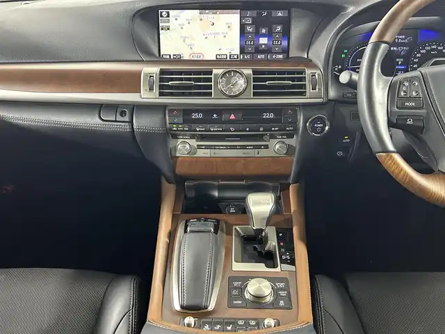 レクサス ＬＳ 600h バージョンL 佐賀県 2015(平27)年 6.9万km ブラック 純正ナビ/Bluetooth/フルセグTV/Blu-ray/DVD/CD/FM/AM/SD/USB/サンルーフ/プレミアムサウンドシステム/バックカメラ/ビルトインETC/全席パワーシート【メモリー機能付き】/全席シートヒーター・ベンチレーション/ハンドルヒーター/パワーバックドア/ブラインドスポットモニター/前後コーナーセンサー/オートハイビーム/レーダークルーズコントロール/レーンキープアシスト/純正フロアマット/純正18インチアルミホイール