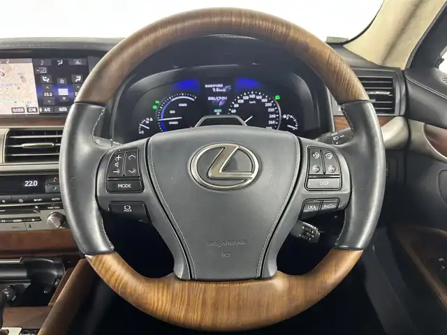 レクサス ＬＳ 600h バージョンL 佐賀県 2015(平27)年 6.9万km ブラック 純正ナビ/Bluetooth/フルセグTV/Blu-ray/DVD/CD/FM/AM/SD/USB/サンルーフ/プレミアムサウンドシステム/バックカメラ/ビルトインETC/全席パワーシート【メモリー機能付き】/全席シートヒーター・ベンチレーション/ハンドルヒーター/パワーバックドア/ブラインドスポットモニター/前後コーナーセンサー/オートハイビーム/レーダークルーズコントロール/レーンキープアシスト/純正フロアマット/純正18インチアルミホイール