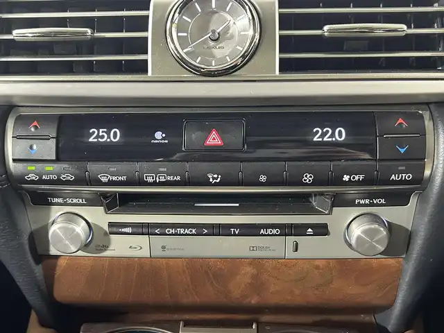 レクサス ＬＳ 600h バージョンL 佐賀県 2015(平27)年 6.9万km ブラック 純正ナビ/Bluetooth/フルセグTV/Blu-ray/DVD/CD/FM/AM/SD/USB/サンルーフ/プレミアムサウンドシステム/バックカメラ/ビルトインETC/全席パワーシート【メモリー機能付き】/全席シートヒーター・ベンチレーション/ハンドルヒーター/パワーバックドア/ブラインドスポットモニター/前後コーナーセンサー/オートハイビーム/レーダークルーズコントロール/レーンキープアシスト/純正フロアマット/純正18インチアルミホイール