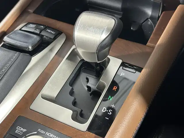 レクサス ＬＳ 600h バージョンL 佐賀県 2015(平27)年 6.9万km ブラック 純正ナビ/Bluetooth/フルセグTV/Blu-ray/DVD/CD/FM/AM/SD/USB/サンルーフ/プレミアムサウンドシステム/バックカメラ/ビルトインETC/全席パワーシート【メモリー機能付き】/全席シートヒーター・ベンチレーション/ハンドルヒーター/パワーバックドア/ブラインドスポットモニター/前後コーナーセンサー/オートハイビーム/レーダークルーズコントロール/レーンキープアシスト/純正フロアマット/純正18インチアルミホイール