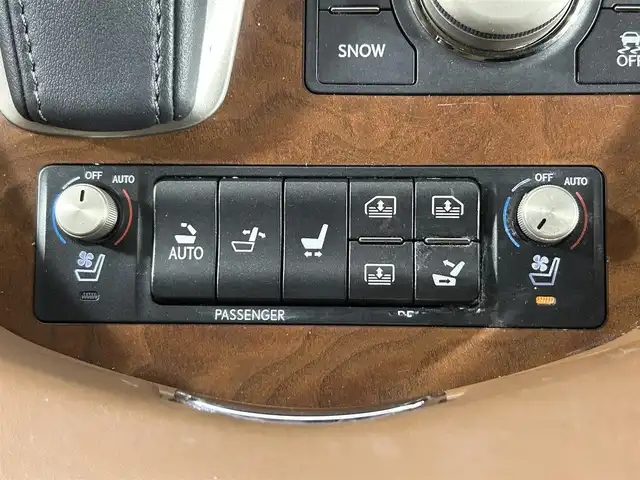 レクサス ＬＳ 600h バージョンL 佐賀県 2015(平27)年 6.9万km ブラック 純正ナビ/Bluetooth/フルセグTV/Blu-ray/DVD/CD/FM/AM/SD/USB/サンルーフ/プレミアムサウンドシステム/バックカメラ/ビルトインETC/全席パワーシート【メモリー機能付き】/全席シートヒーター・ベンチレーション/ハンドルヒーター/パワーバックドア/ブラインドスポットモニター/前後コーナーセンサー/オートハイビーム/レーダークルーズコントロール/レーンキープアシスト/純正フロアマット/純正18インチアルミホイール