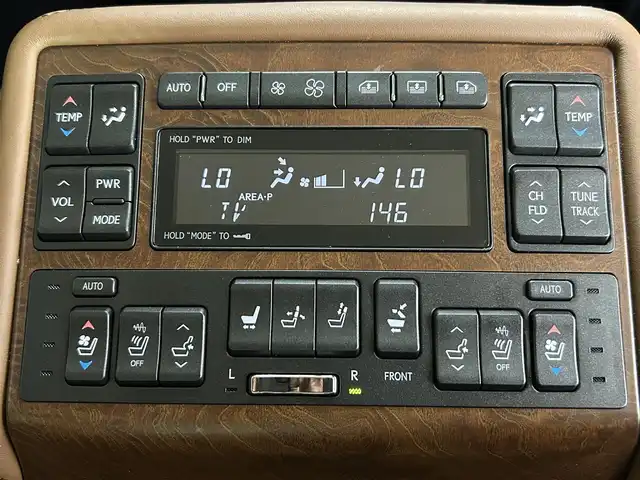 レクサス ＬＳ 600h バージョンL 佐賀県 2015(平27)年 6.9万km ブラック 純正ナビ/Bluetooth/フルセグTV/Blu-ray/DVD/CD/FM/AM/SD/USB/サンルーフ/プレミアムサウンドシステム/バックカメラ/ビルトインETC/全席パワーシート【メモリー機能付き】/全席シートヒーター・ベンチレーション/ハンドルヒーター/パワーバックドア/ブラインドスポットモニター/前後コーナーセンサー/オートハイビーム/レーダークルーズコントロール/レーンキープアシスト/純正フロアマット/純正18インチアルミホイール