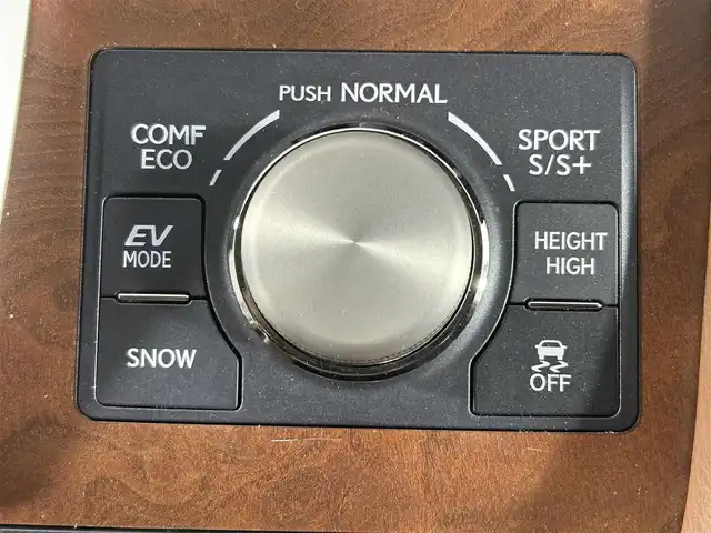 レクサス ＬＳ 600h バージョンL 佐賀県 2015(平27)年 6.9万km ブラック 純正ナビ/Bluetooth/フルセグTV/Blu-ray/DVD/CD/FM/AM/SD/USB/サンルーフ/プレミアムサウンドシステム/バックカメラ/ビルトインETC/全席パワーシート【メモリー機能付き】/全席シートヒーター・ベンチレーション/ハンドルヒーター/パワーバックドア/ブラインドスポットモニター/前後コーナーセンサー/オートハイビーム/レーダークルーズコントロール/レーンキープアシスト/純正フロアマット/純正18インチアルミホイール