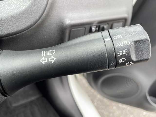 日産 ノート X FOUR 岩手県 2017(平29)年 6.4万km ブリリアントホワイトパール 純正メモリナビ/AM/FM/CD/DVD/Bluetooth/フルセグTV/バックカメラ/ETC/ドライブレコーダー/衝突被害軽減ブレーキ/レーンキープアシスト/横滑り防止装置/オートライト/スマートキー/プッシュスタート/電動格納ミラー/純正フロアマット/純正ドアバイザー