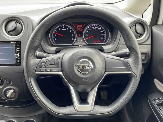 日産 ノート X FOUR 岩手県 2017(平29)年 6.4万km ブリリアントホワイトパール 純正メモリナビ/AM/FM/CD/DVD/Bluetooth/フルセグTV/バックカメラ/ETC/ドライブレコーダー/衝突被害軽減ブレーキ/レーンキープアシスト/横滑り防止装置/オートライト/スマートキー/プッシュスタート/電動格納ミラー/純正フロアマット/純正ドアバイザー