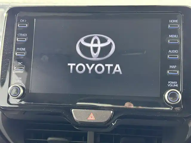 トヨタ ヤリスクロス ハイブリッド Z 佐賀県 2020(令2)年 3.1万km ブラックマイカ/ホワイトパールクリスタルシャイン 2トーン 純正8インチディスプレイオーディオ/ヘッドアップディスプレイ/衝突被害軽減システム/全方位バックカメラ/ブラインドスポットモニター/レーダークルーズコントロール/パーキングサポートブレーキ/レーンアシスト/クリアランスソナー/ロードサインアシスト/オートマチックハイビーム/オートライト/ビルトインETC/運転席・助手席シートヒーター/運転席パワーシート/ハーフレザー/パワーバックドア/LEDヘッドライト/純正18インチアルミホイール/フォグライト/スペアキー×1/禁煙車