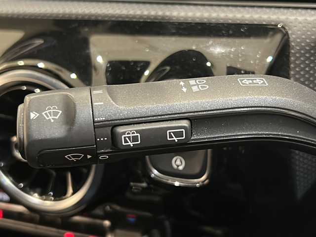メルセデス・ベンツ Ａ２００ｄ AMGライン 新潟県 2020(令2)年 4万km デジタルホワイト オプション/レーダーセーフティーパッケージ/・アクティブディスタンス・ディストロニック（自動再発進機能付き/・アクティブブレーキ（歩行者・飛び出し検知機能付き）/・アクティブブラインドスポットアシスト/・アクティブレーンキーピングアシスト/・アクティブステアリングアシスト/ナビゲーションパッケージ/AMGスタイリングパッケージ/・DINAMICAシート/・18インチAMG5ツインスポークアルミホイール/・マルチビームLEDヘッドライト/・アダプティブハイビームアシスト・プラス/アイドリングストップ/シートヒーター/アダプティブクルーズコントロール/バックカメラ/前後ドライブレコーダー/フルセグＴＶ/Bluetooth/パワーシート/USB×2/フロアマット/ETC/取扱説明書/保証書/スペアキー