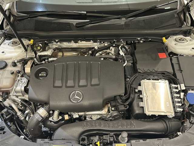 メルセデス・ベンツ Ａ２００ｄ AMGライン 新潟県 2020(令2)年 4万km デジタルホワイト オプション/レーダーセーフティーパッケージ/・アクティブディスタンス・ディストロニック（自動再発進機能付き/・アクティブブレーキ（歩行者・飛び出し検知機能付き）/・アクティブブラインドスポットアシスト/・アクティブレーンキーピングアシスト/・アクティブステアリングアシスト/ナビゲーションパッケージ/AMGスタイリングパッケージ/・DINAMICAシート/・18インチAMG5ツインスポークアルミホイール/・マルチビームLEDヘッドライト/・アダプティブハイビームアシスト・プラス/アイドリングストップ/シートヒーター/アダプティブクルーズコントロール/バックカメラ/前後ドライブレコーダー/フルセグＴＶ/Bluetooth/パワーシート/USB×2/フロアマット/ETC/取扱説明書/保証書/スペアキー