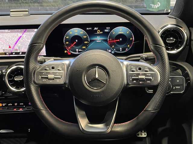 メルセデス・ベンツ Ａ２００ｄ AMGライン 新潟県 2020(令2)年 4万km デジタルホワイト オプション/レーダーセーフティーパッケージ/・アクティブディスタンス・ディストロニック（自動再発進機能付き/・アクティブブレーキ（歩行者・飛び出し検知機能付き）/・アクティブブラインドスポットアシスト/・アクティブレーンキーピングアシスト/・アクティブステアリングアシスト/ナビゲーションパッケージ/AMGスタイリングパッケージ/・DINAMICAシート/・18インチAMG5ツインスポークアルミホイール/・マルチビームLEDヘッドライト/・アダプティブハイビームアシスト・プラス/アイドリングストップ/シートヒーター/アダプティブクルーズコントロール/バックカメラ/前後ドライブレコーダー/フルセグＴＶ/Bluetooth/パワーシート/USB×2/フロアマット/ETC/取扱説明書/保証書/スペアキー