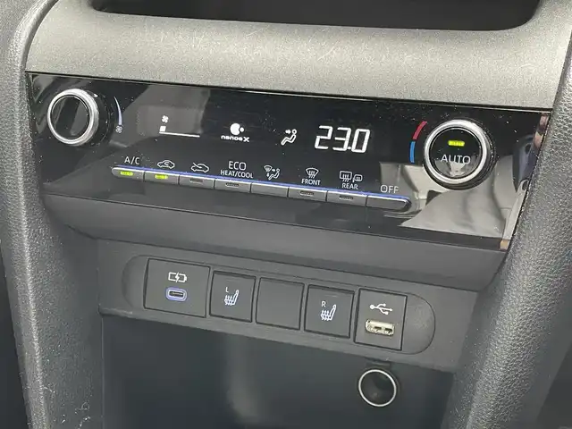 トヨタ ヤリスクロス ハイブリッド Z 滋賀県 2022(令4)年 2万km ブラックマイカ 禁煙車/純正９型ディスプレイオーディオ/パノラミックビューモニター/ＥＴＣ/衝突軽減ブレーキ/レーンディパーチャーアラート/BSM/ＬＥＤヘッドライト/オートライト/ハーフレザーシート/シートヒーター/パワーシート/ステアリングヒーター/電動パーキングブレーキ/ブレーキホールド/プッシュスタート/スマートキー/ドアバイザー/純正アルミホイール