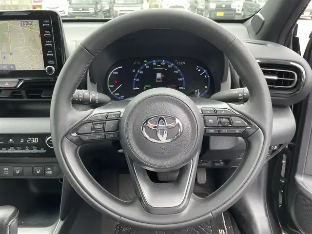 トヨタ ヤリスクロス ハイブリッド Z 滋賀県 2022(令4)年 2万km ブラックマイカ 禁煙車/純正９型ディスプレイオーディオ/パノラミックビューモニター/ＥＴＣ/衝突軽減ブレーキ/レーンディパーチャーアラート/BSM/ＬＥＤヘッドライト/オートライト/ハーフレザーシート/シートヒーター/パワーシート/ステアリングヒーター/電動パーキングブレーキ/ブレーキホールド/プッシュスタート/スマートキー/ドアバイザー/純正アルミホイール