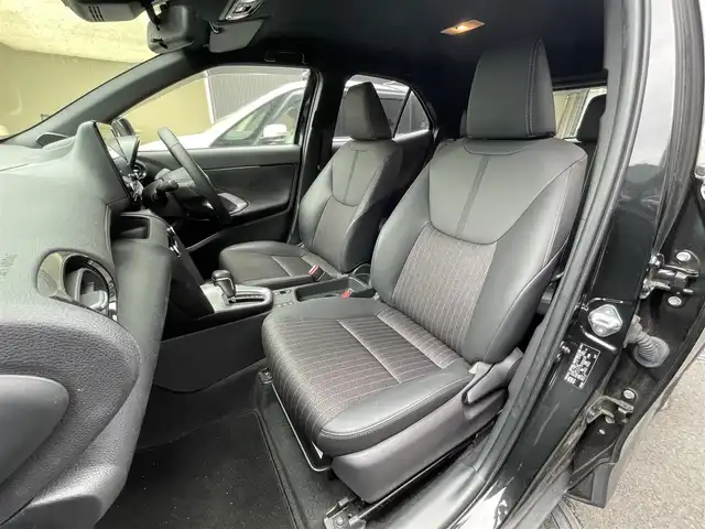 トヨタ ヤリスクロス ハイブリッド Z 滋賀県 2022(令4)年 2万km ブラックマイカ 禁煙車/純正９型ディスプレイオーディオ/パノラミックビューモニター/ＥＴＣ/衝突軽減ブレーキ/レーンディパーチャーアラート/BSM/ＬＥＤヘッドライト/オートライト/ハーフレザーシート/シートヒーター/パワーシート/ステアリングヒーター/電動パーキングブレーキ/ブレーキホールド/プッシュスタート/スマートキー/ドアバイザー/純正アルミホイール