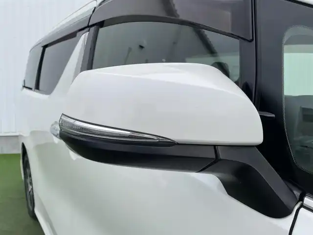 トヨタ ヴェルファイア ハイブリット ZR 香川県 2015(平27)年 8.9万km プレシャスホワイトパール 登録時走行距離：88289km/4WD/純正9インチナビ/→AM/FM/フルセグTV/Bluetooth/→CD/DVD再生/→HDMI入力/JBLプレミアムサウンドシステム/バックカメラ/クルーズコントロール/シートメモリー付きパワーシート/ハーフレザーシート/オットマン/キャプテンシート/両側パワースライドドア/パワーバックドア/LEDオートライト/フォグランプ/オートハイビーム/トヨタセーフティセンス/→プリクラッシュセーフティ/→レーンディパーチャーアラート/→クリアランスソナー/プッシュスタート/スマートキー