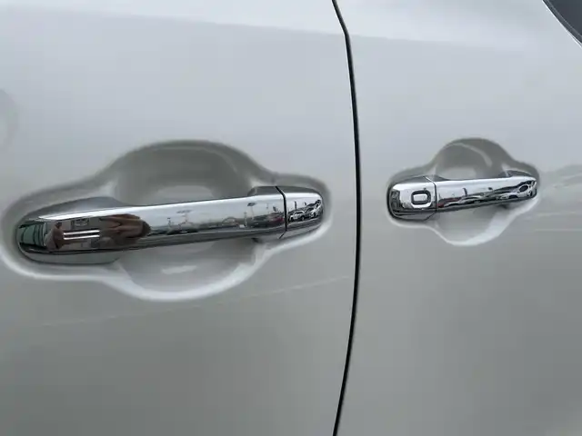 トヨタ ヴェルファイア ハイブリット ZR 香川県 2015(平27)年 8.9万km プレシャスホワイトパール 登録時走行距離：88289km/4WD/純正9インチナビ/→AM/FM/フルセグTV/Bluetooth/→CD/DVD再生/→HDMI入力/JBLプレミアムサウンドシステム/バックカメラ/クルーズコントロール/シートメモリー付きパワーシート/ハーフレザーシート/オットマン/キャプテンシート/両側パワースライドドア/パワーバックドア/LEDオートライト/フォグランプ/オートハイビーム/トヨタセーフティセンス/→プリクラッシュセーフティ/→レーンディパーチャーアラート/→クリアランスソナー/プッシュスタート/スマートキー