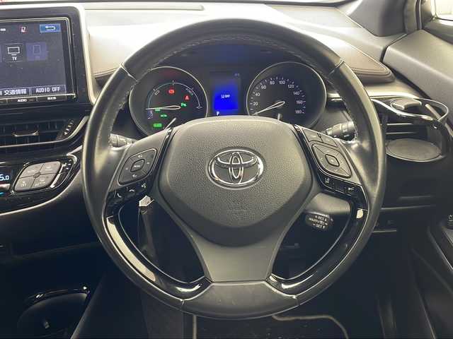 トヨタ Ｃ－ＨＲ G LEDエディション 沖縄県 2018(平30)年 6.3万km ホワイトパールクリスタルシャイン 純正9インチナビ（NSZT-Y66T）/（フルセグTV　DVD　Bluetooth接続）/バックカメラ/ETC/トヨタセーフティセンス/ステアリングスイッチ/ハーフレザーシート/シートヒーター/TRDエアロ/コーナーセンサー/ブラインドスポットモニター/スマートキー/プッシュスタート/LEDヘッドライト/オートライト/シートカバー付き/純正フロアマット/TVキャンセラー付き
