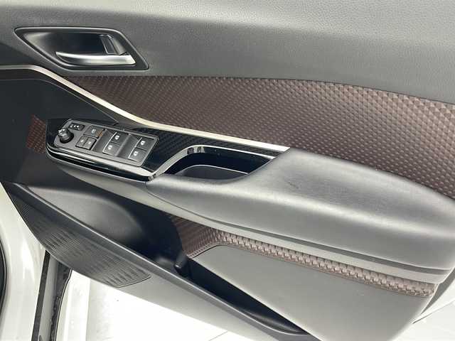 トヨタ Ｃ－ＨＲ G LEDエディション 沖縄県 2018(平30)年 6.3万km ホワイトパールクリスタルシャイン 純正9インチナビ（NSZT-Y66T）/（フルセグTV　DVD　Bluetooth接続）/バックカメラ/ETC/トヨタセーフティセンス/ステアリングスイッチ/ハーフレザーシート/シートヒーター/TRDエアロ/コーナーセンサー/ブラインドスポットモニター/スマートキー/プッシュスタート/LEDヘッドライト/オートライト/シートカバー付き/純正フロアマット/TVキャンセラー付き