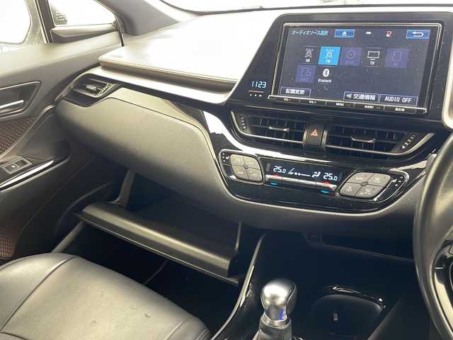 トヨタ Ｃ－ＨＲ G LEDエディション 沖縄県 2018(平30)年 6.3万km ホワイトパールクリスタルシャイン 純正9インチナビ（NSZT-Y66T）/（フルセグTV　DVD　Bluetooth接続）/バックカメラ/ETC/トヨタセーフティセンス/ステアリングスイッチ/ハーフレザーシート/シートヒーター/TRDエアロ/コーナーセンサー/ブラインドスポットモニター/スマートキー/プッシュスタート/LEDヘッドライト/オートライト/シートカバー付き/純正フロアマット/TVキャンセラー付き
