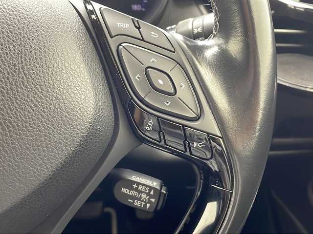 トヨタ Ｃ－ＨＲ G LEDエディション 沖縄県 2018(平30)年 6.3万km ホワイトパールクリスタルシャイン 純正9インチナビ（NSZT-Y66T）/（フルセグTV　DVD　Bluetooth接続）/バックカメラ/ETC/トヨタセーフティセンス/ステアリングスイッチ/ハーフレザーシート/シートヒーター/TRDエアロ/コーナーセンサー/ブラインドスポットモニター/スマートキー/プッシュスタート/LEDヘッドライト/オートライト/シートカバー付き/純正フロアマット/TVキャンセラー付き