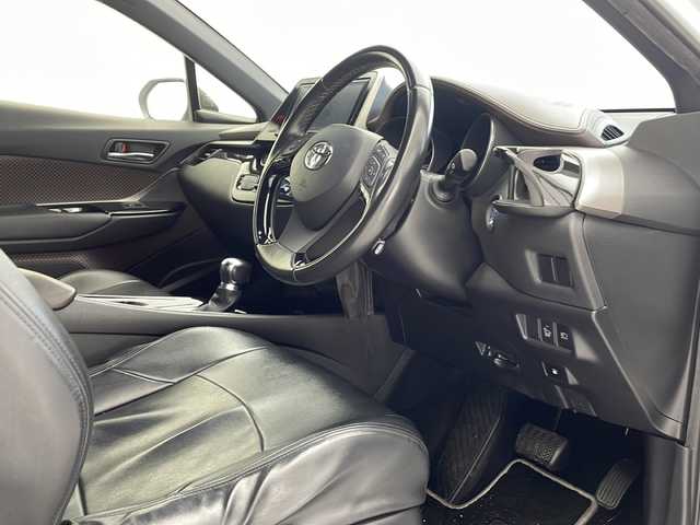 トヨタ Ｃ－ＨＲ G LEDエディション 沖縄県 2018(平30)年 6.3万km ホワイトパールクリスタルシャイン 純正9インチナビ（NSZT-Y66T）/（フルセグTV　DVD　Bluetooth接続）/バックカメラ/ETC/トヨタセーフティセンス/ステアリングスイッチ/ハーフレザーシート/シートヒーター/TRDエアロ/コーナーセンサー/ブラインドスポットモニター/スマートキー/プッシュスタート/LEDヘッドライト/オートライト/シートカバー付き/純正フロアマット/TVキャンセラー付き