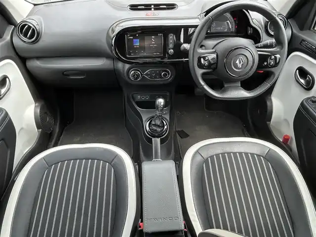 ルノー トゥインゴ サンドレ 奈良県 2020(令2)年 4.4万km グレーＭ ワンオーナー　/ディスプレイオーディオ /(AppleCarPlay/AUX/FM/AM) /バックカメラ /車線逸脱警報 /クリアランスソナー /クルーズコントロール/ハーフレザーシート /前席シートヒーター /ETC /前後ドライブレコーダー /トノカバー/オートライト/フォグライト