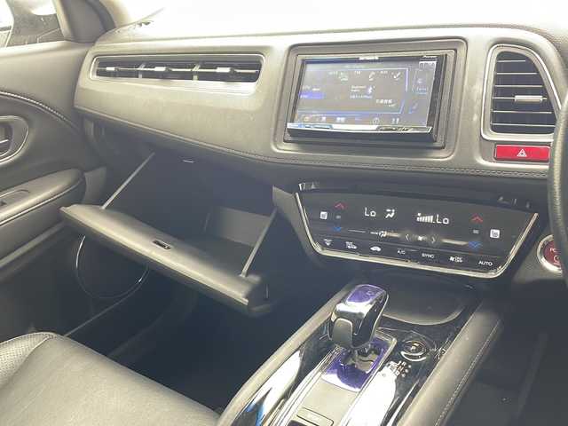 ホンダ ヴェゼル ハイブリッド Z 沖縄県 2014(平26)年 7.8万km プレミアムディープロッソパール 社外ナビ(AVIC-ZH0009)/（フルセグＴＶ　ＤＶＤ再生　Bluetooth接続）/バックカメラ/ETC/クルーズコントロール/パドルシフト/シートヒーター/レザーシート/スマートキー/プッシュスタート/LEDヘッドライト/オートライト/純正フロアマット/純正17インチアルミホイール/ドアバイザー/電動格納ウインカーミラー