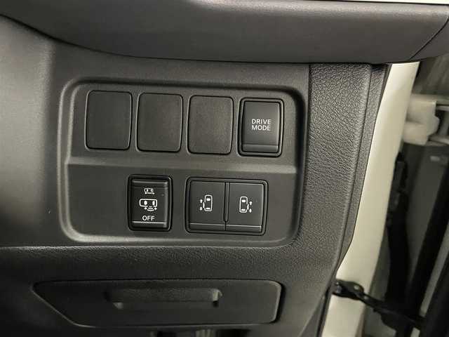 日産 セレナ e－パワー ハイウェイスター V 福岡県 2019(令1)年 4万km ブリリアントホワイトパール 純正9インチナビ/CD/DVD/Bluetooth/全方位モニター/プロパイロット/ETC/オートライト/LEDヘッドライト/両側パワースライドドア/ハンズフリースライドドア/衝突軽減ブレーキ/レーンキープアシスト/ステアリングスイッチ/電動パーキングブレーキ/電動格納ミラー/純正アルミホイール/純正フロアマット