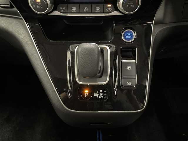 日産 セレナ e－パワー ハイウェイスター V 福岡県 2019(令1)年 4万km ブリリアントホワイトパール 純正9インチナビ/CD/DVD/Bluetooth/全方位モニター/プロパイロット/ETC/オートライト/LEDヘッドライト/両側パワースライドドア/ハンズフリースライドドア/衝突軽減ブレーキ/レーンキープアシスト/ステアリングスイッチ/電動パーキングブレーキ/電動格納ミラー/純正アルミホイール/純正フロアマット