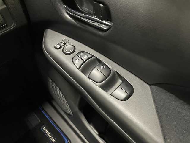 日産 セレナ e－パワー ハイウェイスター V 福岡県 2019(令1)年 4万km ブリリアントホワイトパール 純正9インチナビ/CD/DVD/Bluetooth/全方位モニター/プロパイロット/ETC/オートライト/LEDヘッドライト/両側パワースライドドア/ハンズフリースライドドア/衝突軽減ブレーキ/レーンキープアシスト/ステアリングスイッチ/電動パーキングブレーキ/電動格納ミラー/純正アルミホイール/純正フロアマット