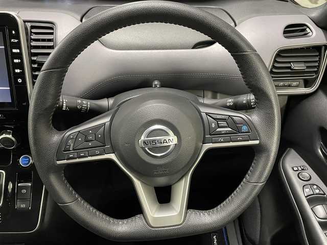 日産 セレナ e－パワー ハイウェイスター V 福岡県 2019(令1)年 4万km ブリリアントホワイトパール 純正9インチナビ/CD/DVD/Bluetooth/全方位モニター/プロパイロット/ETC/オートライト/LEDヘッドライト/両側パワースライドドア/ハンズフリースライドドア/衝突軽減ブレーキ/レーンキープアシスト/ステアリングスイッチ/電動パーキングブレーキ/電動格納ミラー/純正アルミホイール/純正フロアマット