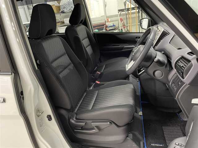 日産 セレナ e－パワー ハイウェイスター V 福岡県 2019(令1)年 4万km ブリリアントホワイトパール 純正9インチナビ/CD/DVD/Bluetooth/全方位モニター/プロパイロット/ETC/オートライト/LEDヘッドライト/両側パワースライドドア/ハンズフリースライドドア/衝突軽減ブレーキ/レーンキープアシスト/ステアリングスイッチ/電動パーキングブレーキ/電動格納ミラー/純正アルミホイール/純正フロアマット