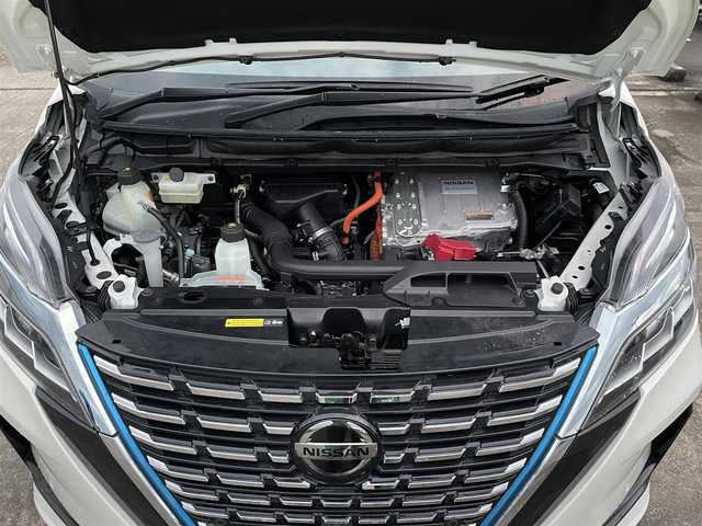 日産 セレナ e－パワー ハイウェイスター V 福岡県 2019(令1)年 4万km ブリリアントホワイトパール 純正9インチナビ/CD/DVD/Bluetooth/全方位モニター/プロパイロット/ETC/オートライト/LEDヘッドライト/両側パワースライドドア/ハンズフリースライドドア/衝突軽減ブレーキ/レーンキープアシスト/ステアリングスイッチ/電動パーキングブレーキ/電動格納ミラー/純正アルミホイール/純正フロアマット