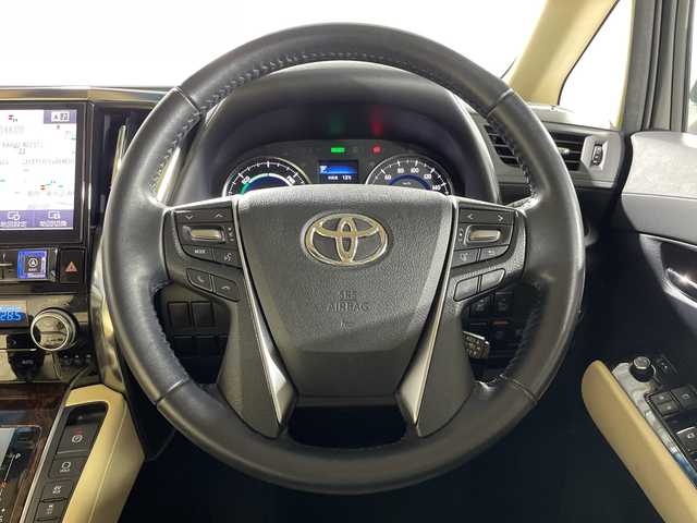 トヨタ アルファードハイブリット X 神奈川県 2018(平30)年 5.2万km パール 4WD/社外アルパイン11型メモリーナビゲーション【EX11Z】/社外アルパインフリップダウンモニター【PXHEX-R-AV】/ワンセグ　CD DVD　SD　iPod　Bluetooth　AUX　HDMI　/サイド/リアカメラ/両側電動スライドドア/デジタルインナーミラー/AC100V/純正ビルトインETC/セーフティセンス/レーダークルーズコントロール/プリクラッシュセーフティ/レーントレーシングアシスト/パーキングサポートブレーキ/ロードサインアシスト/先行車発進お知らせ機能/前後ソナー/ハイビームアシスト/2列目オットマン/社外前方ドライブレコーダー/革巻きステアリング/電動パーキングブレーキ/オートブレーキホールド/プッシュスタート/スマートキー/LEDヘッドランプ/フロントフォグランプ/オートライト/純正18インチアルミホイール/純正リアスポイラー/取説　保証書　スペアキー
