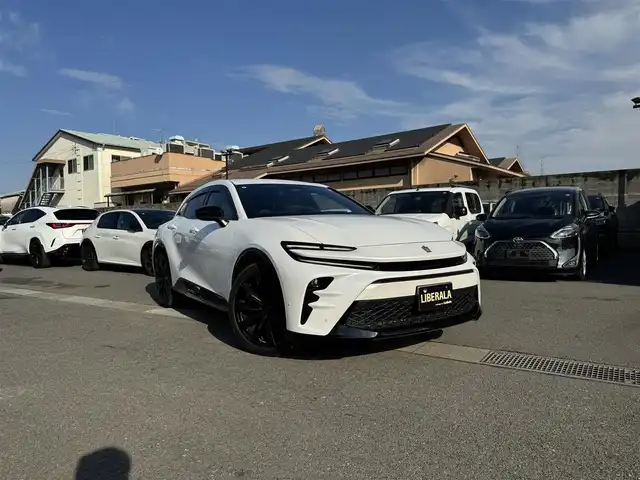 トヨタ クラウン スポーツ Z 熊本県 2024(令6)年 3万km プレシャスホワイトパール ・ワンオーナー/・スマートキー/・プッシュスタート/・プリクラッシュセーフティ/・レーンデパーチャーアラート/・ブラインドスポットモニター/・プロアクティブドライビングアシスト/・リアクロストラフィックアラート/・リアカメラディテクション/・パーキングサポートブレーキ/・後方車両接近告知/・安心降車アシスト/・周辺時車両接近サポート/・道路標識認識/・オートマチックハイビーム/・クルーズコントロール(追従式)/・茶革シート/・前席パワーシート/・前席シートヒーター＆エアシート/・ハンドルヒーター/・純正メモリナビ/　【Bluetooth・USB】/・フルセグTV/・全方位カメラ/・ETC2.0/・ドライブレコーダー(前方録画)/・ワイヤレス充電/ヘッドアップディスプレイ/・パワーバックドア/・LEDヘッドランプ/・LEDフォグランプ/・純正マット/・純正バイザー/・保証書/取説