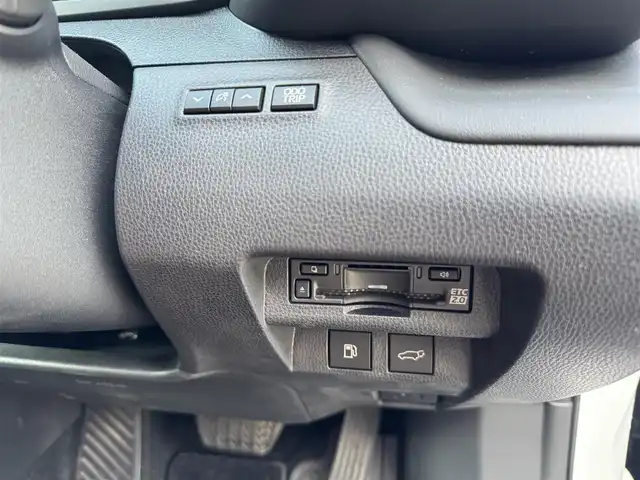 トヨタ クラウン スポーツ Z 熊本県 2024(令6)年 3万km プレシャスホワイトパール ・ワンオーナー/・スマートキー/・プッシュスタート/・プリクラッシュセーフティ/・レーンデパーチャーアラート/・ブラインドスポットモニター/・プロアクティブドライビングアシスト/・リアクロストラフィックアラート/・リアカメラディテクション/・パーキングサポートブレーキ/・後方車両接近告知/・安心降車アシスト/・周辺時車両接近サポート/・道路標識認識/・オートマチックハイビーム/・クルーズコントロール(追従式)/・茶革シート/・前席パワーシート/・前席シートヒーター＆エアシート/・ハンドルヒーター/・純正メモリナビ/　【Bluetooth・USB】/・フルセグTV/・全方位カメラ/・ETC2.0/・ドライブレコーダー(前方録画)/・ワイヤレス充電/ヘッドアップディスプレイ/・パワーバックドア/・LEDヘッドランプ/・LEDフォグランプ/・純正マット/・純正バイザー/・保証書/取説